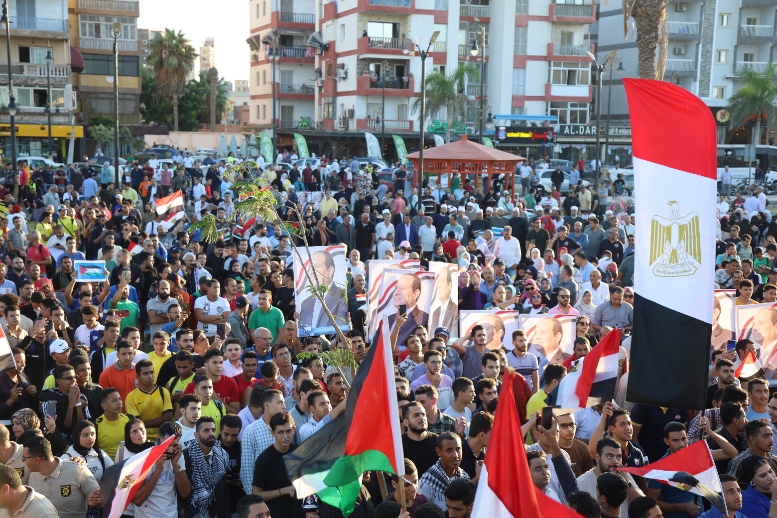 جانب من المسيرة ودعم القضية الفلسطينية وقرارات الرئيس برفض التهجير (10)