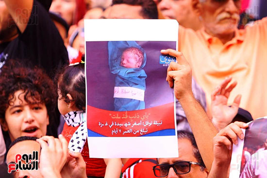 وقفة احتجاجيه تنديدا بجرائم الاحتلال الإسرائيلى على سلم نقابة الصحفيين (17)