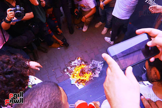 وقفة احتجاجيه تنديدا بجرائم الاحتلال الإسرائيلى على سلم نقابة الصحفيين (12)