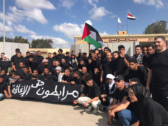 وقفة-احتجاجية-لشباب-التحالف-الوطنى-المعتصمون-أمام-معبر-رفح-تضامنا-مع-الشعب-الفلسطينى
