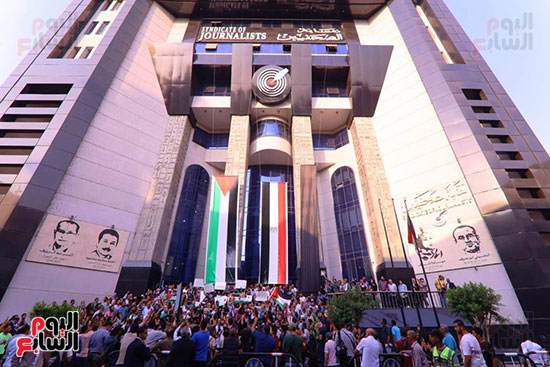 وقفة احتجاجيه تنديدا بجرائم الاحتلال الإسرائيلى على سلم نقابة الصحفيين (11)