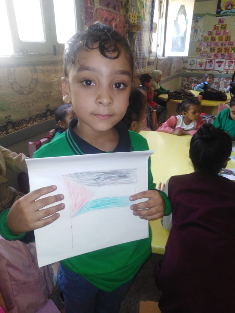 طالب يرسم العلم الفلسطيني