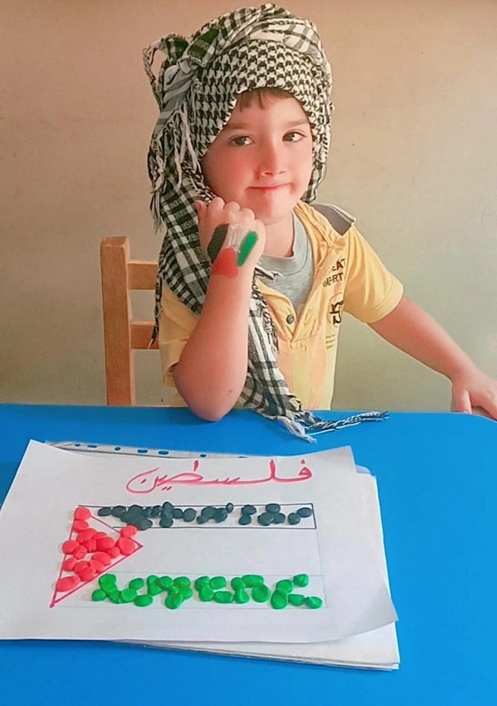 وعبّر فتى آخر عن تضامنه مع فلسطين