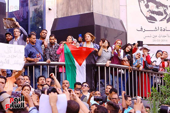 وقفة احتجاجيه تنديدا بجرائم الاحتلال الإسرائيلى على سلم نقابة الصحفيين (34)
