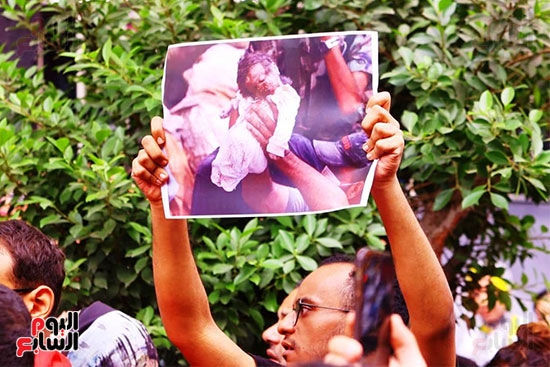 وقفة احتجاجيه تنديدا بجرائم الاحتلال الإسرائيلى على سلم نقابة الصحفيين (5)