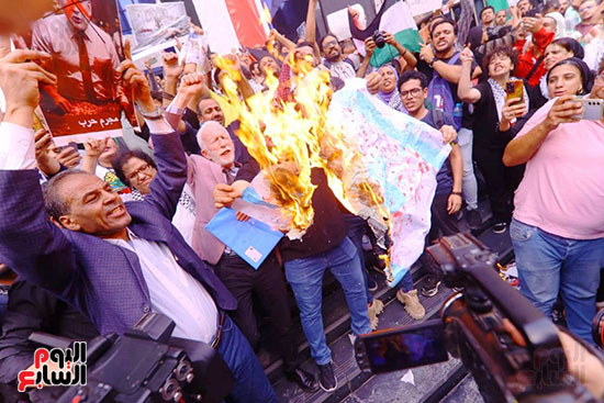 وقفة احتجاجيه تنديدا بجرائم الاحتلال الإسرائيلى على سلم نقابة الصحفيين (21)