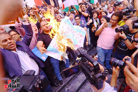 وقفة احتجاجيه تنديدا بجرائم الاحتلال الإسرائيلى على سلم نقابة الصحفيين (27)