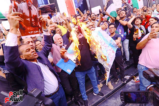 وقفة احتجاجيه تنديدا بجرائم الاحتلال الإسرائيلى على سلم نقابة الصحفيين (2)