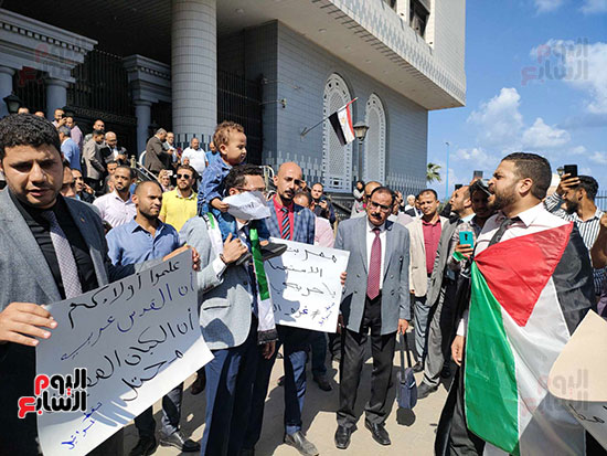محام-بحمل-علم-فلسطين-في-وقفة-تضامنية-ضد-الاحتلال-الإسرائيلي