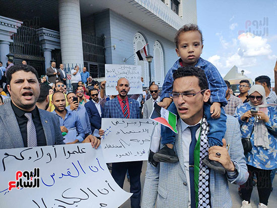 اب-يحمل-ابنه-في-وقفة-تضامنية-ضد-الاحتلال-الإسرائيلي