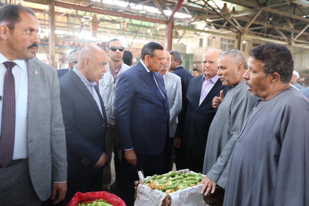 جولة وزير التنمية المحلية ومحافظ القاهرة بسوق العبور (2)