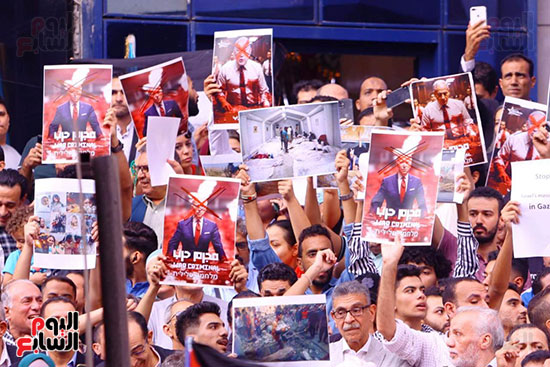 وقفة احتجاجيه تنديدا بجرائم الاحتلال الإسرائيلى على سلم نقابة الصحفيين (31)