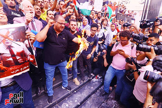 وقفة احتجاجيه تنديدا بجرائم الاحتلال الإسرائيلى على سلم نقابة الصحفيين (20)