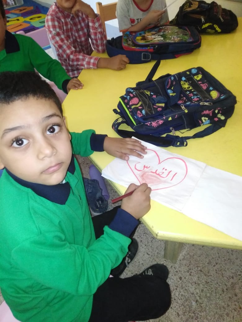 طفل يرسم اسم القدس