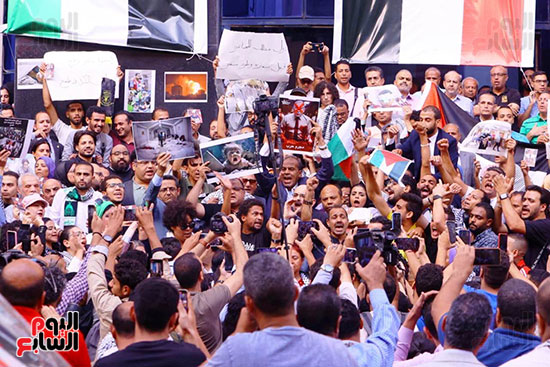 وقفة احتجاجيه تنديدا بجرائم الاحتلال الإسرائيلى على سلم نقابة الصحفيين (6)