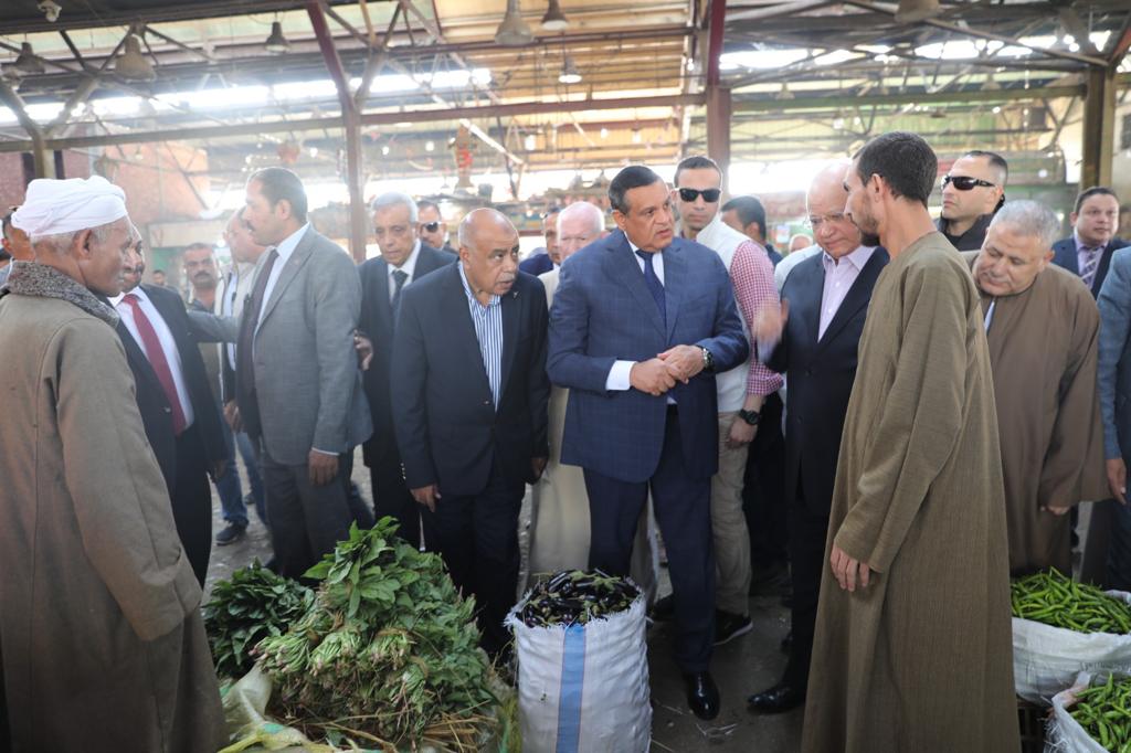 جولة وزير التنمية المحلية ومحافظ القاهرة بسوق العبور (3)