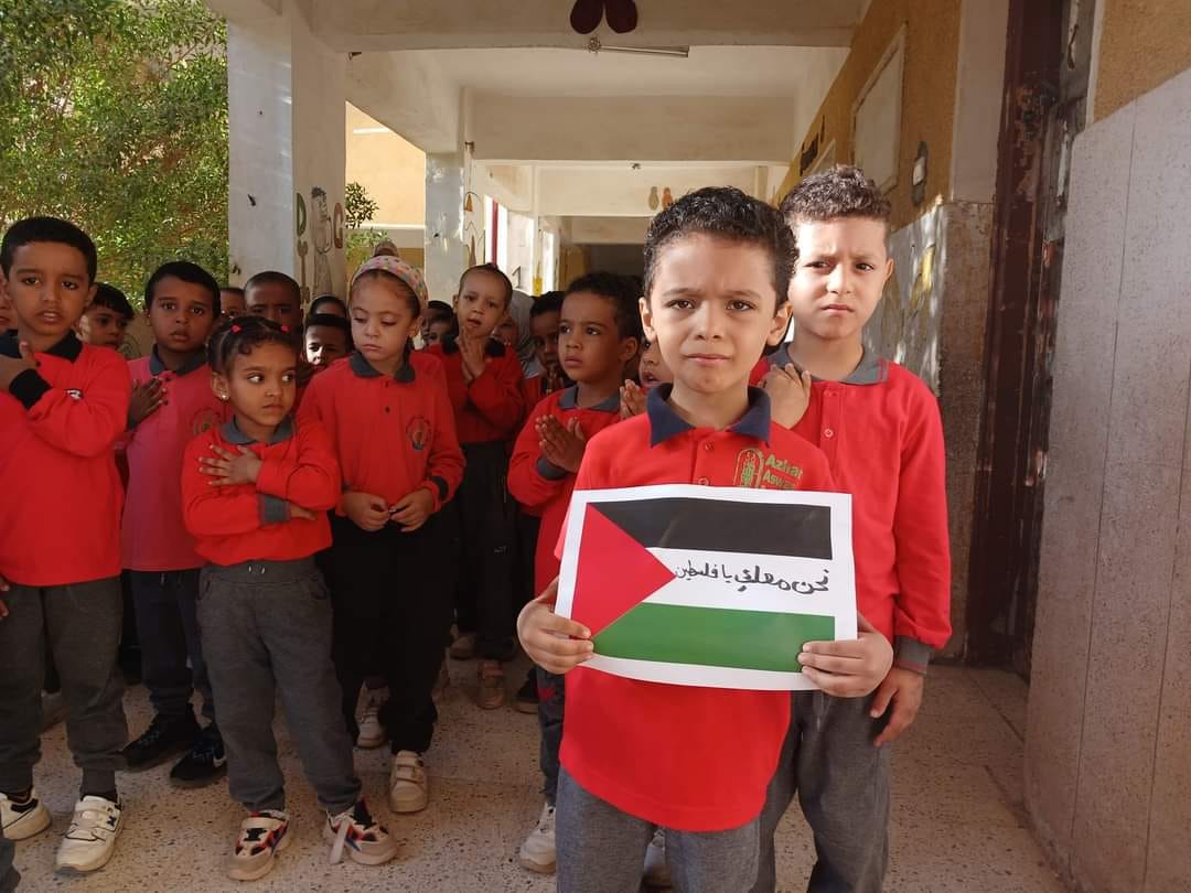 علم فلسطين مع الطلاب