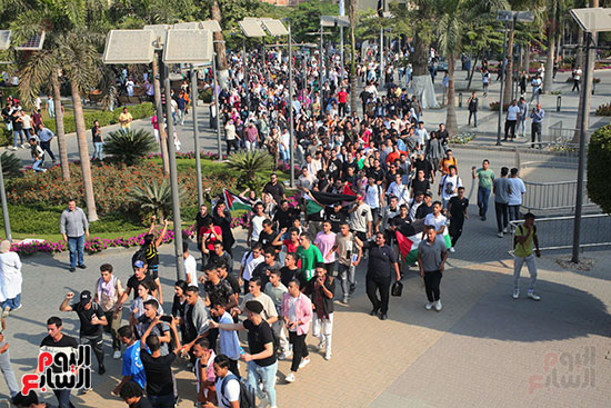 طلاب جامعة عين شمس يهتفون ضد العدوان الإسرائيلى (5)