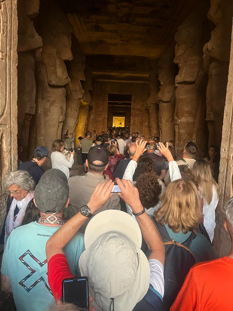 توافد السياح الأجانب على معبد أبوسمبل
