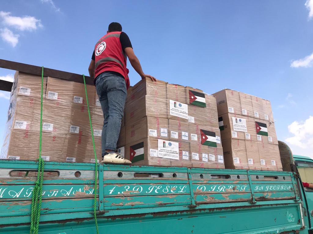 نقل المساعدات من مطار العريش
