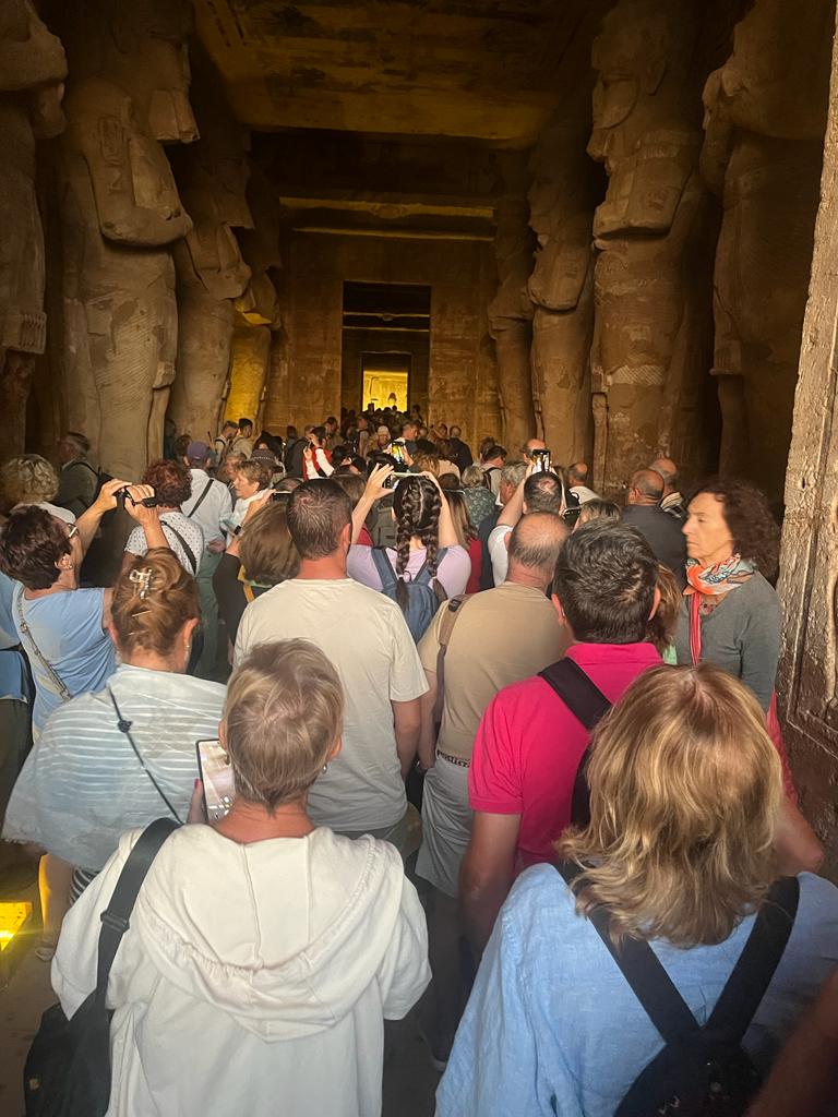 توافد السياح الأجانب على معبد أبوسمبل (2)