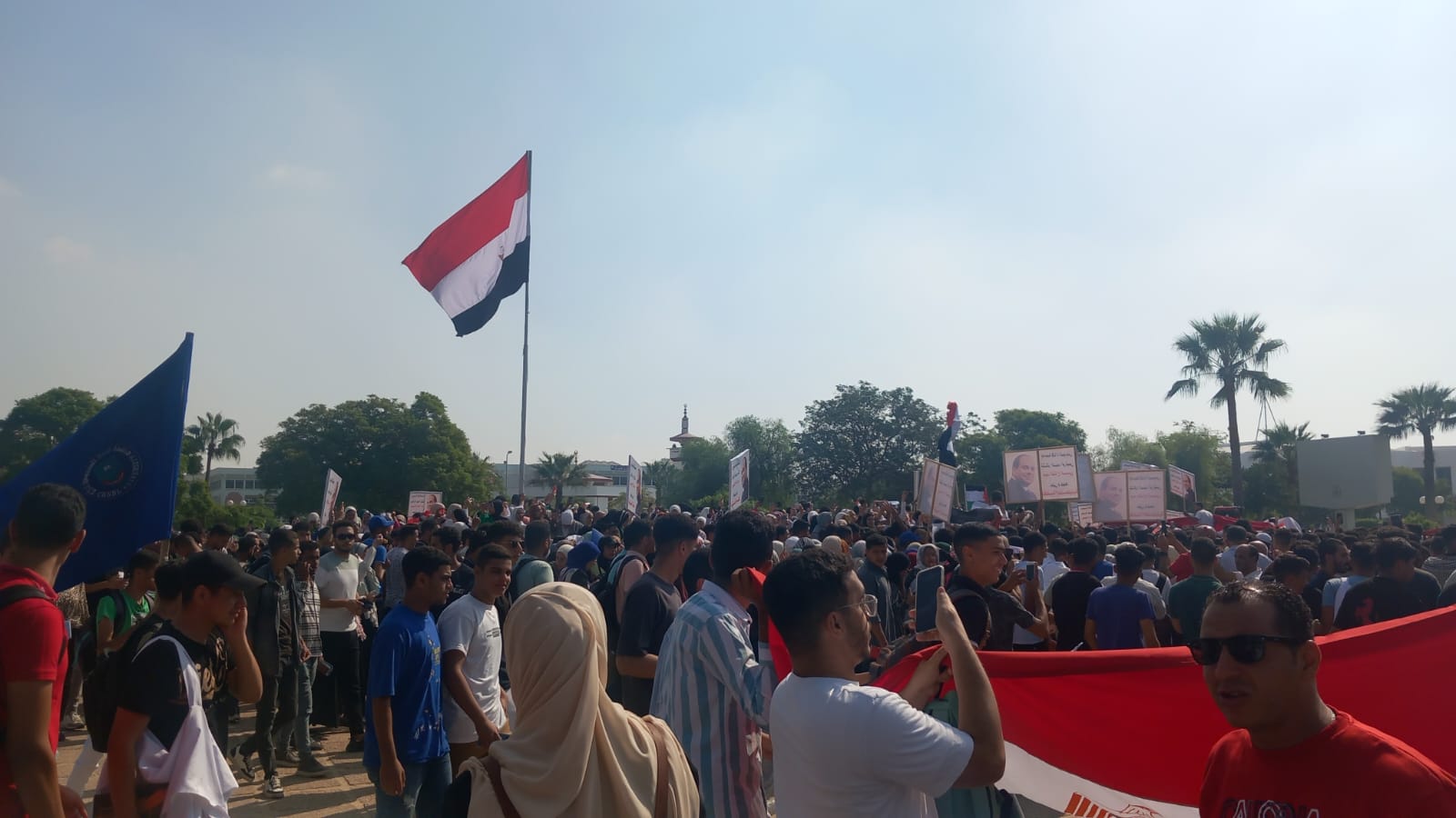 طلاب وقيادات جامعة قناة السويس ينظمون وقفة تضامنية مع أهالى غزة (6)