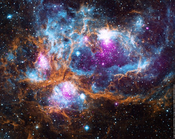 العنقودية النجمية مأخوذة من مرصد شاندرا التابع لناسا