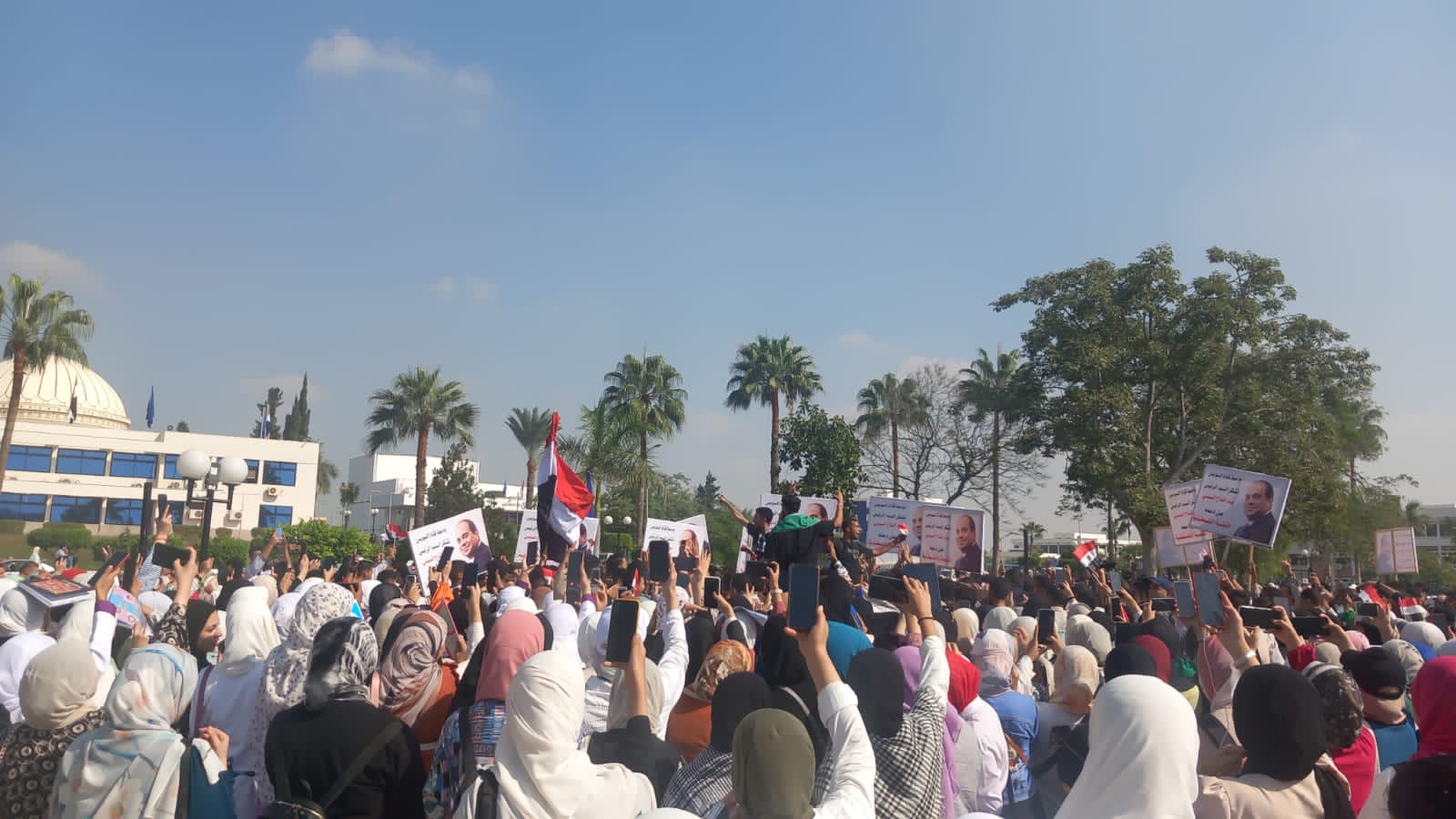 طلاب وقيادات جامعة قناة السويس ينظمون وقفة تضامنية مع أهالى غزة (4)