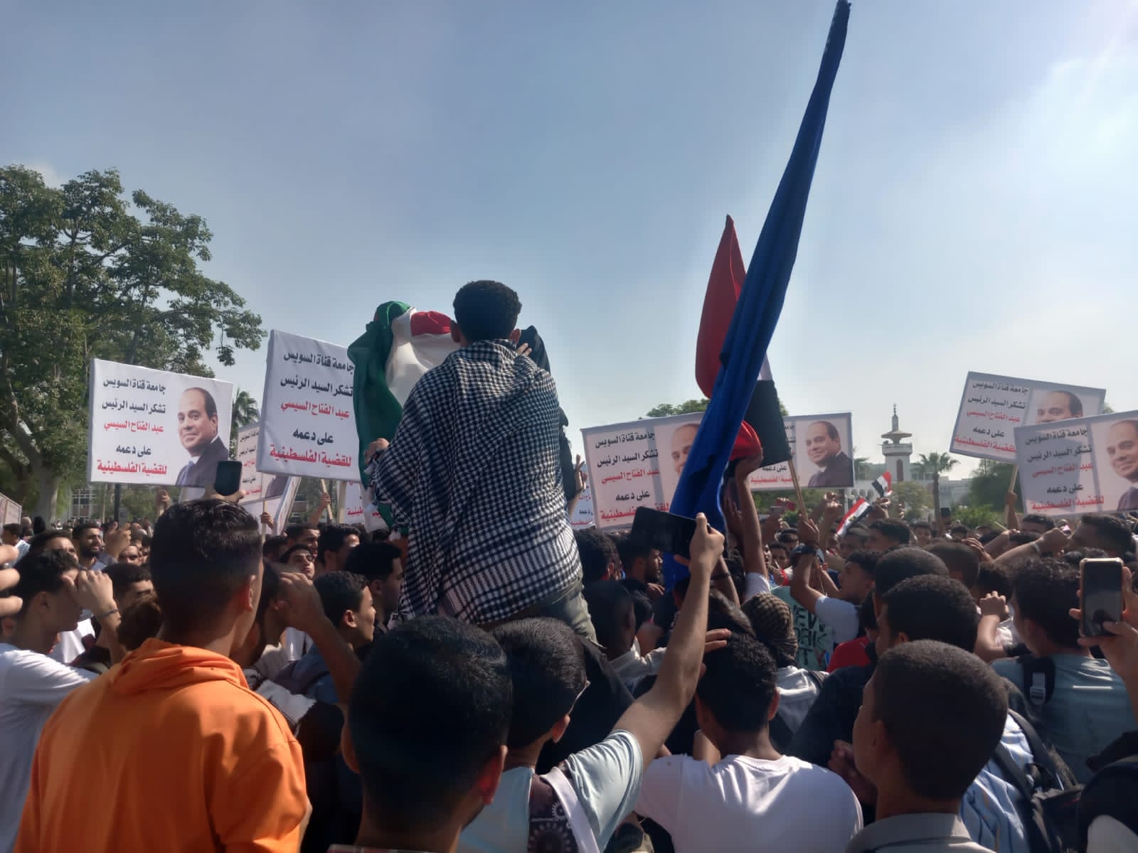 طلاب وقيادات جامعة قناة السويس ينظمون وقفة تضامنية مع أهالى غزة (2)