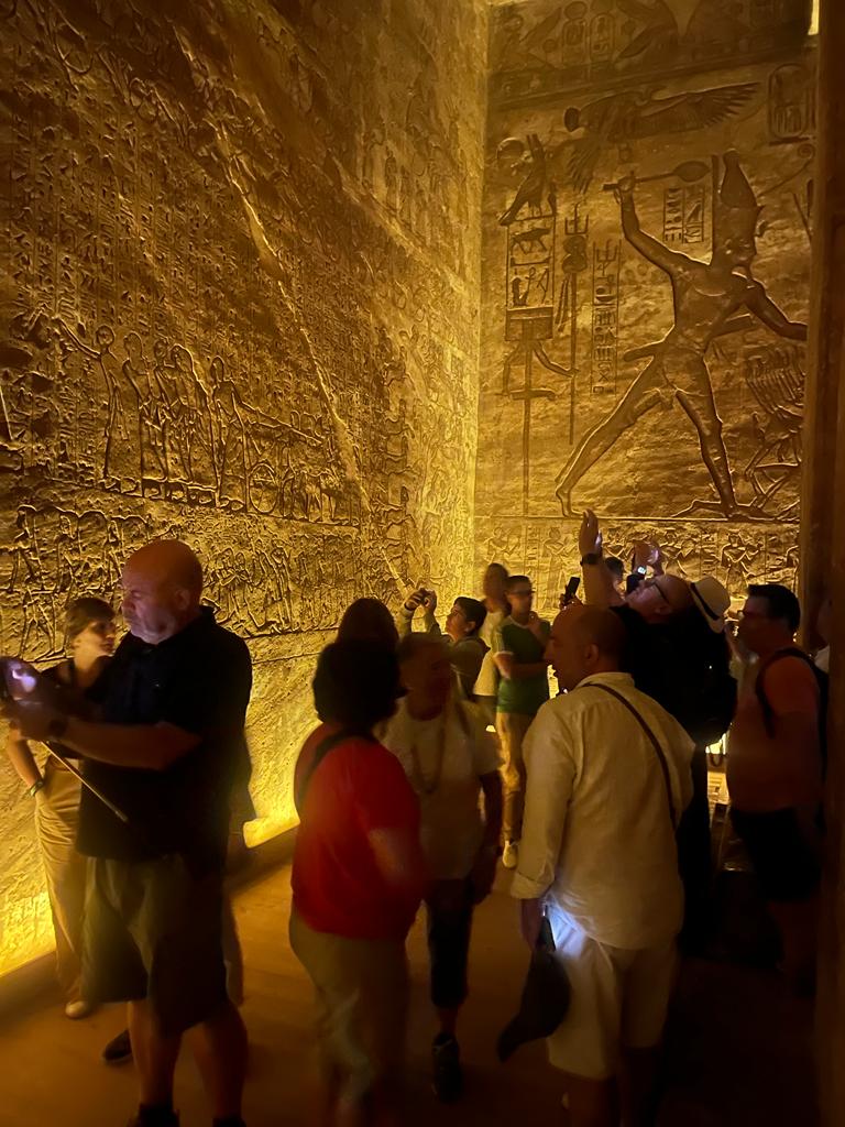 توافد السياح الأجانب على معبد أبوسمبل (7)