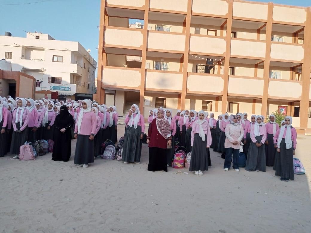 طلاب مدارس شمال سيناء يقفون دقيقة حداد على شهداء غزة (1)