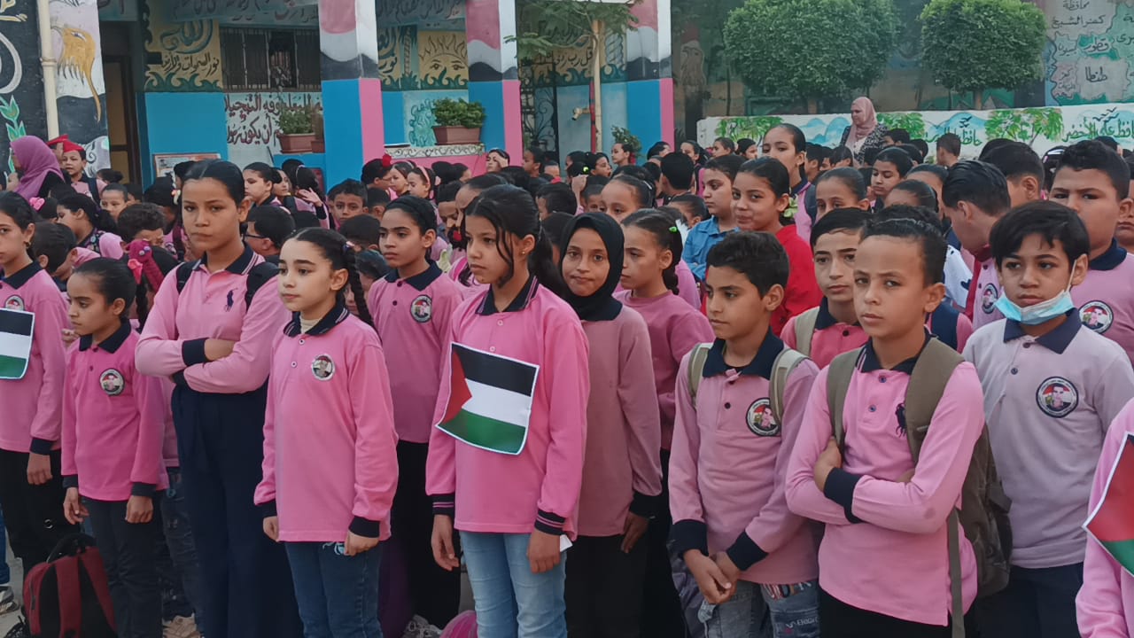 علم فلسطين يزين طابور الصباح بالمدارس (4)