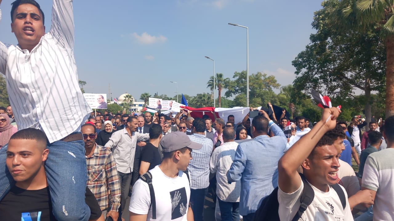 طلاب وقيادات جامعة قناة السويس ينظمون وقفة تضامنية مع أهالى غزة (1)