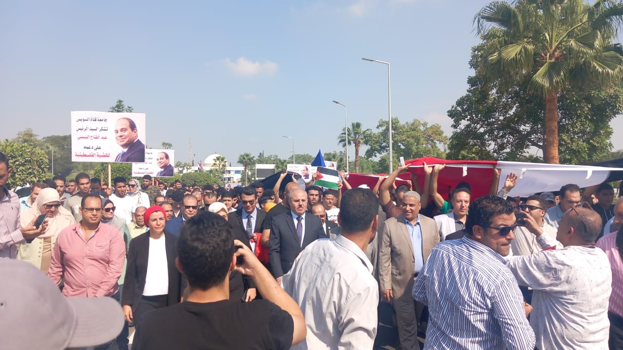 طلاب وقيادات جامعة قناة السويس ينظمون وقفة تضامنية مع أهالى غزة (9)