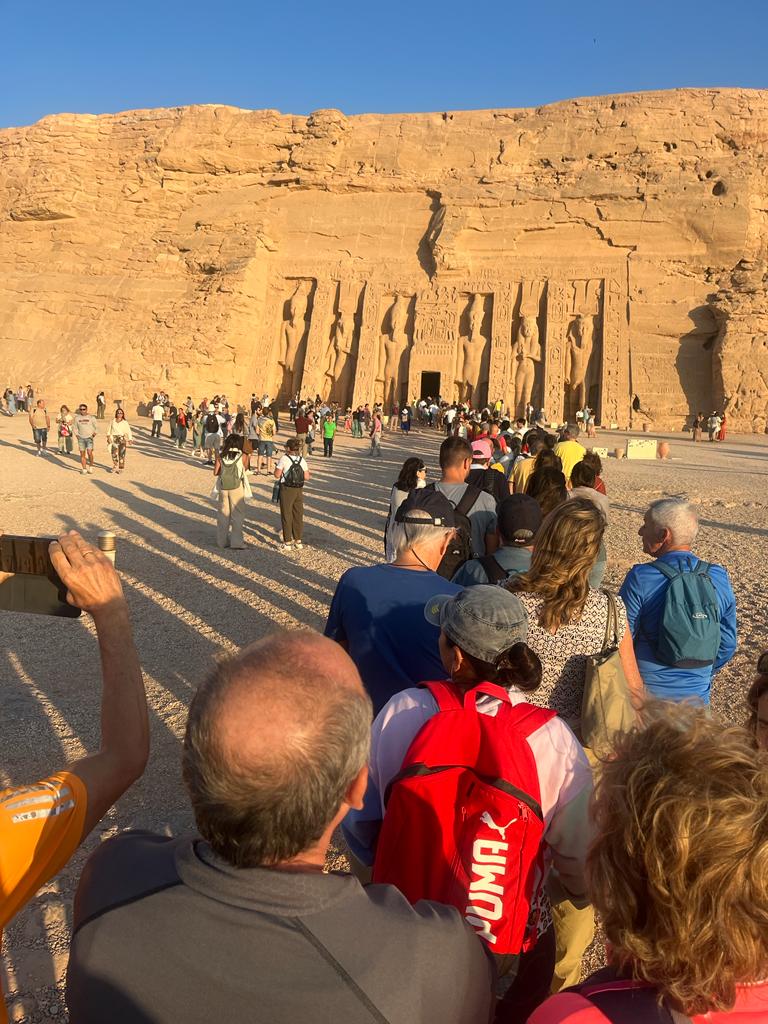 توافد السياح الأجانب على معبد أبوسمبل (11)