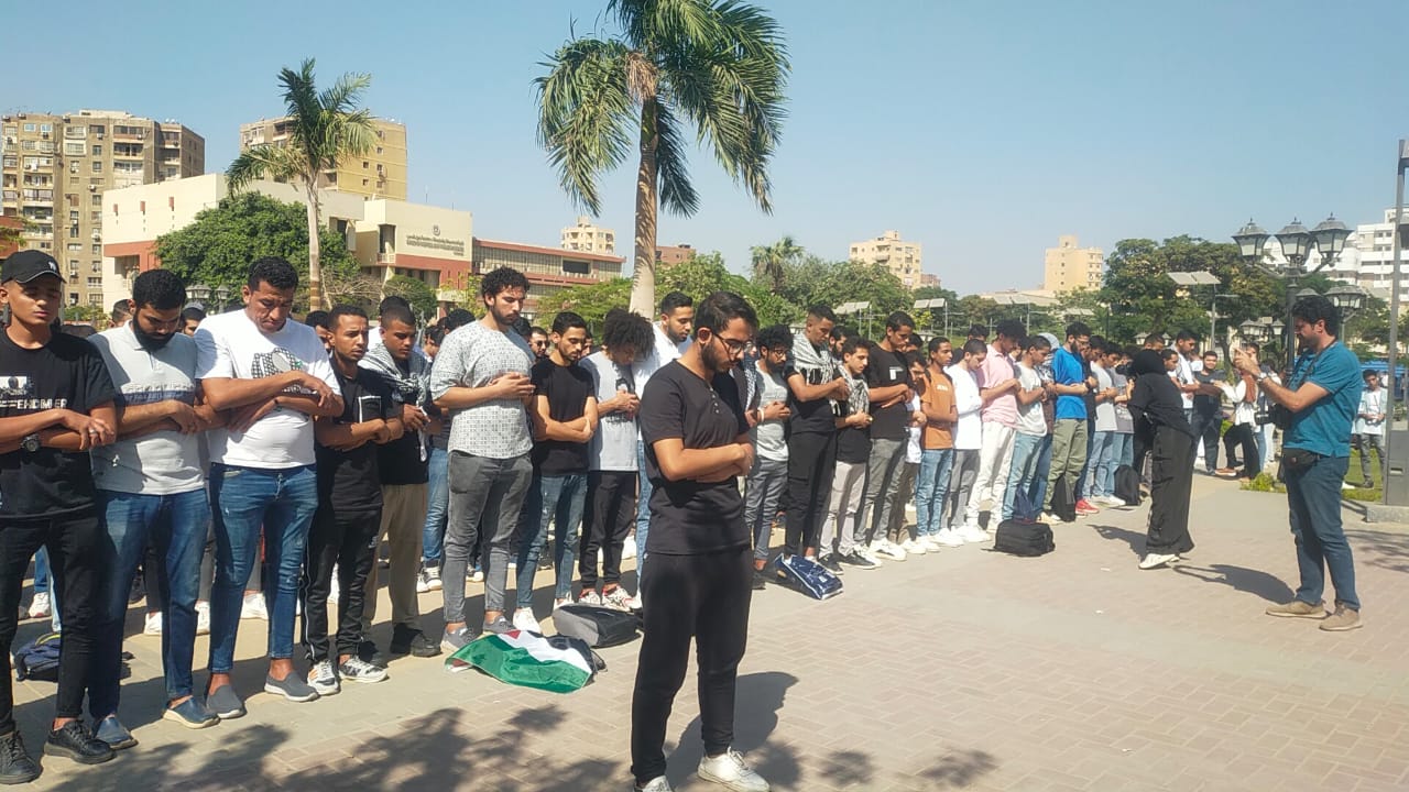  طلاب جامعة عين شمس يؤدون صلاة الغائب على أرواح شهداء غزة  (2)