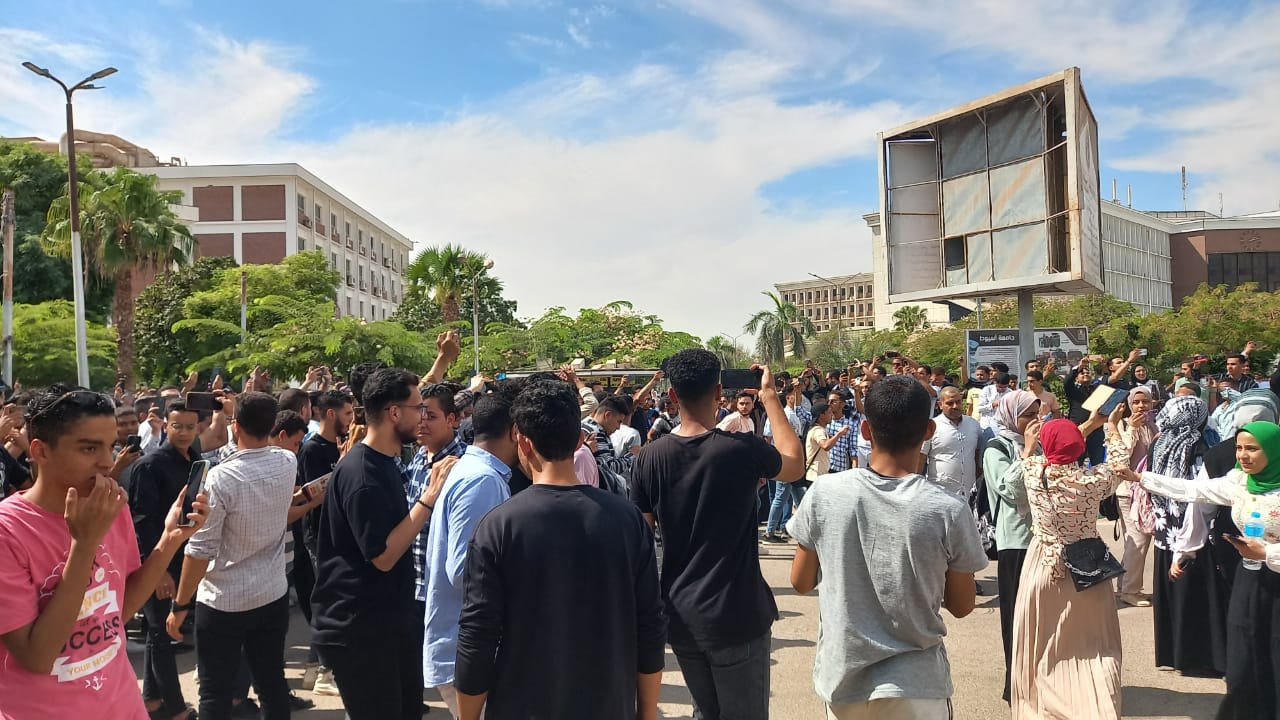 وقفة للآلاف من طلاب جامعة أسيوط تضامنا مع فلسطين ومساندة الدولة (9)