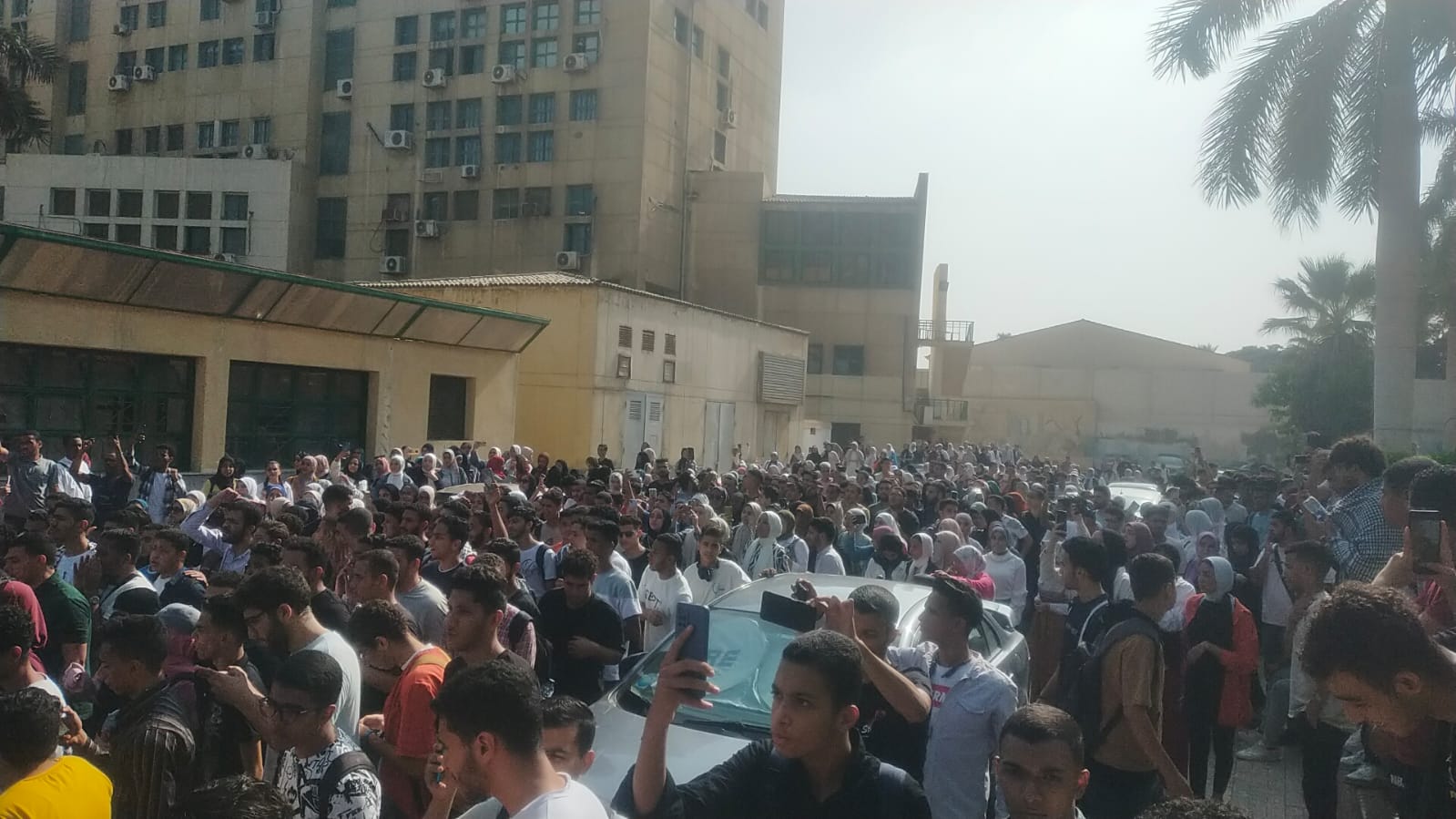مسيرة للآلاف من طلاب جامعة عين شمس للتنديد بالعدوان الإسرائيلى (6)