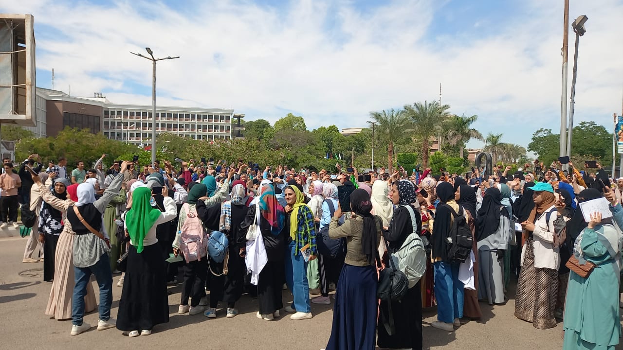 وقفة للآلاف من طلاب جامعة أسيوط تضامنا مع فلسطين ومساندة الدولة (12)