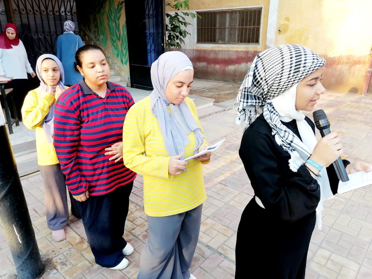 طلاب المدارس يرتدون وشاح فلسطين تضامنا مع أرواح شهداء غزة (1)
