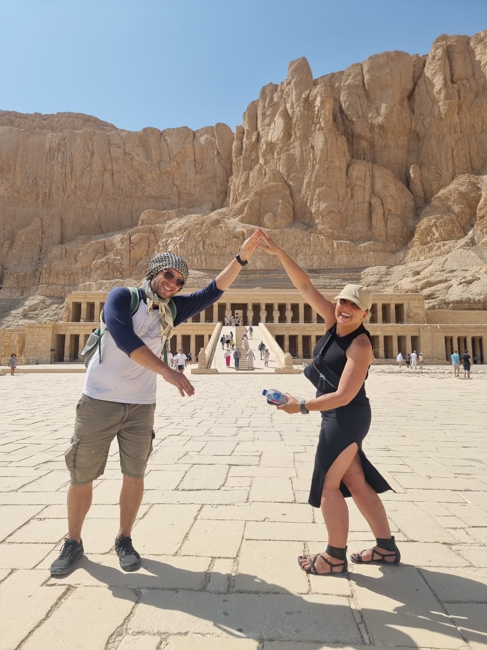 سعادة كبيرة بين السياح خلال زيارة معبد الملكة حتشبسوت