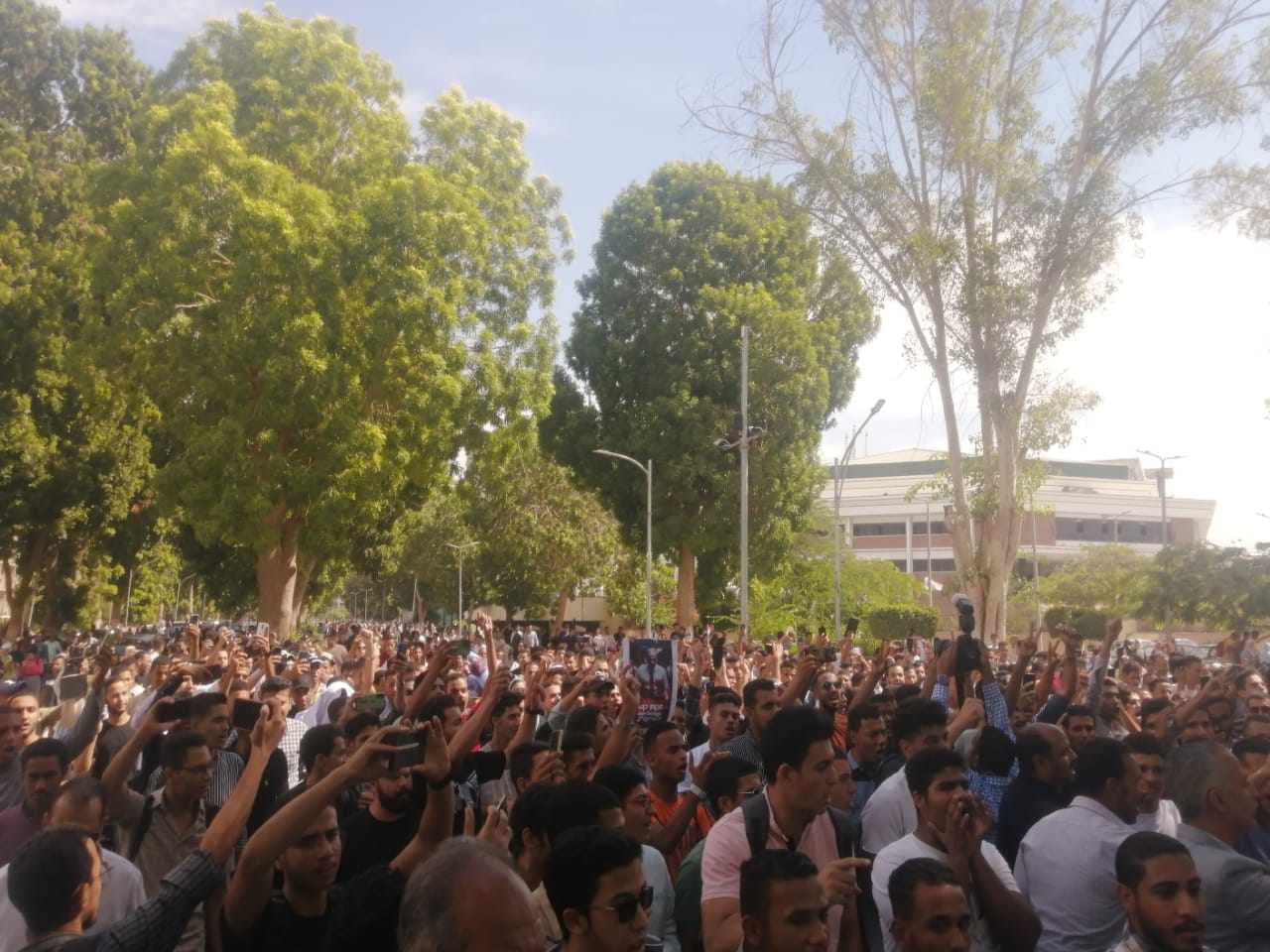 وقفة للآلاف من طلاب جامعة أسيوط تضامنا مع فلسطين ومساندة الدولة (4)