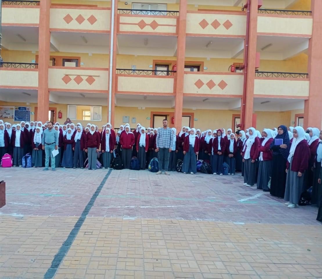طلاب مدارس شمال سيناء يقفون دقيقة حداد على شهداء غزة (4)