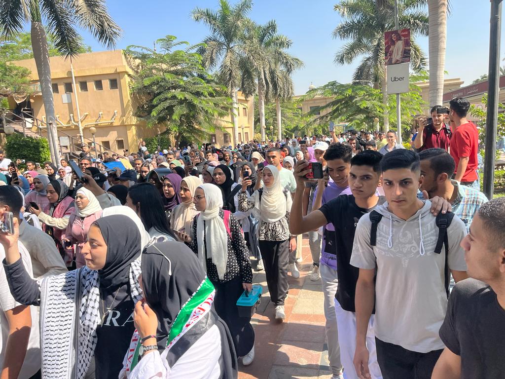 مسيرة طلابية تجوب الحرم الجامعى (2)