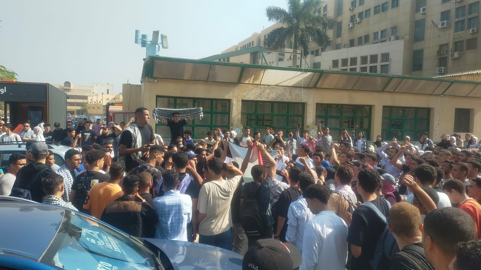 مسيرة للآلاف من طلاب جامعة عين شمس للتنديد بالعدوان الإسرائيلى (13)