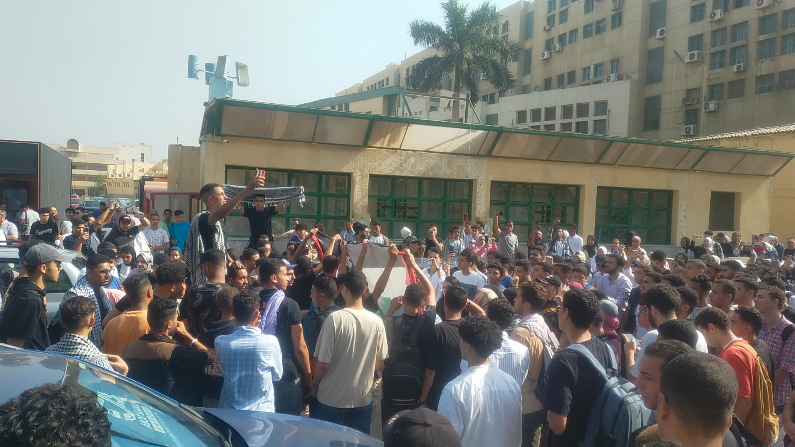 مسيرة للآلاف من طلاب جامعة عين شمس للتنديد بالعدوان الإسرائيلى (12)