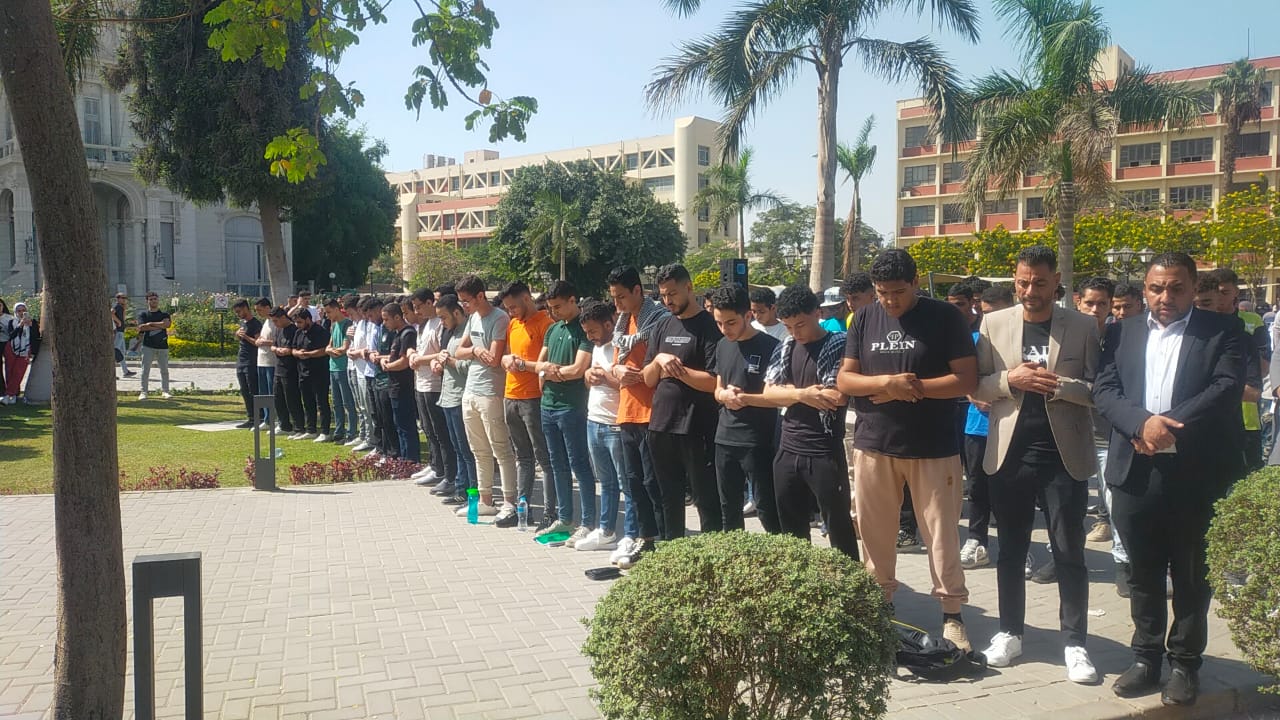  طلاب جامعة عين شمس يؤدون صلاة الغائب على أرواح شهداء غزة  (7)