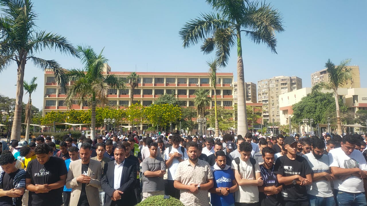  طلاب جامعة عين شمس يؤدون صلاة الغائب على أرواح شهداء غزة  (5)