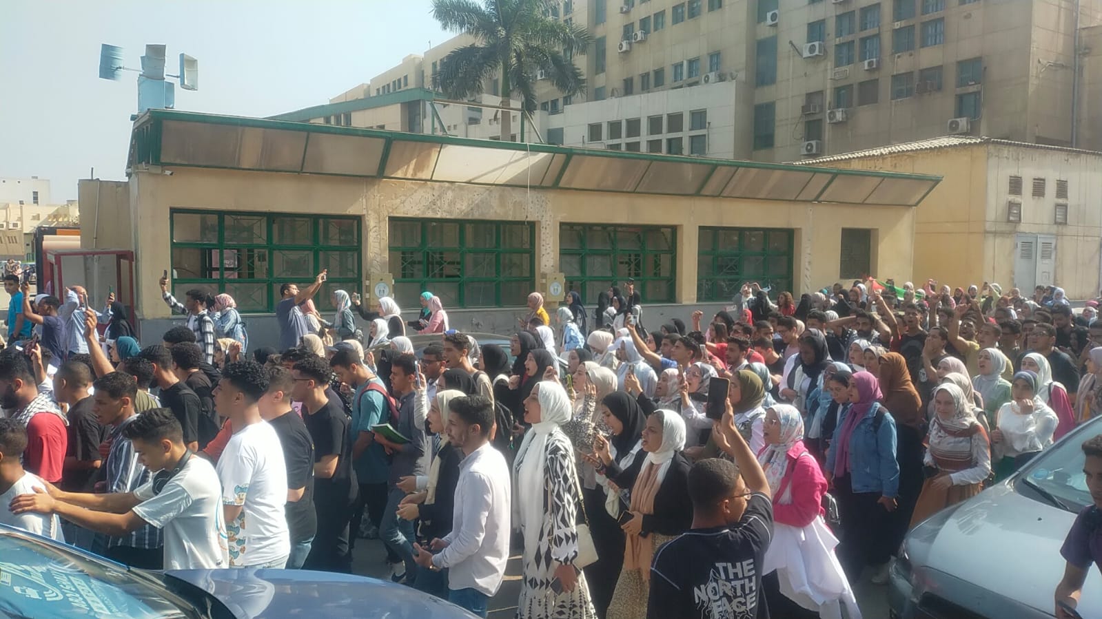 مسيرة للآلاف من طلاب جامعة عين شمس للتنديد بالعدوان الإسرائيلى (7)