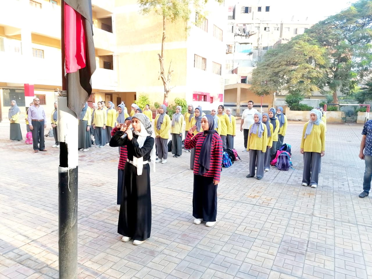 طلاب المدارس يرتدون وشاح فلسطين تضامنا مع أرواح شهداء غزة (3)